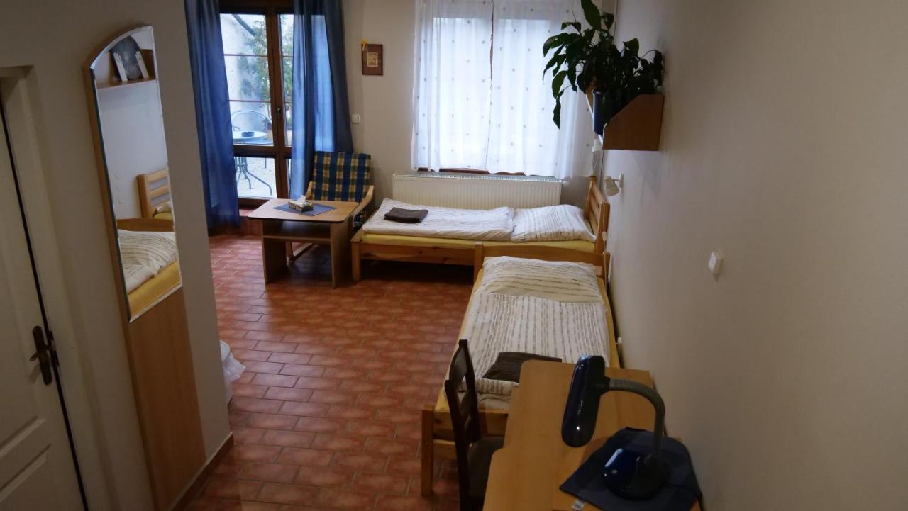 Penzion Na Hradbach Лоуни Экстерьер фото