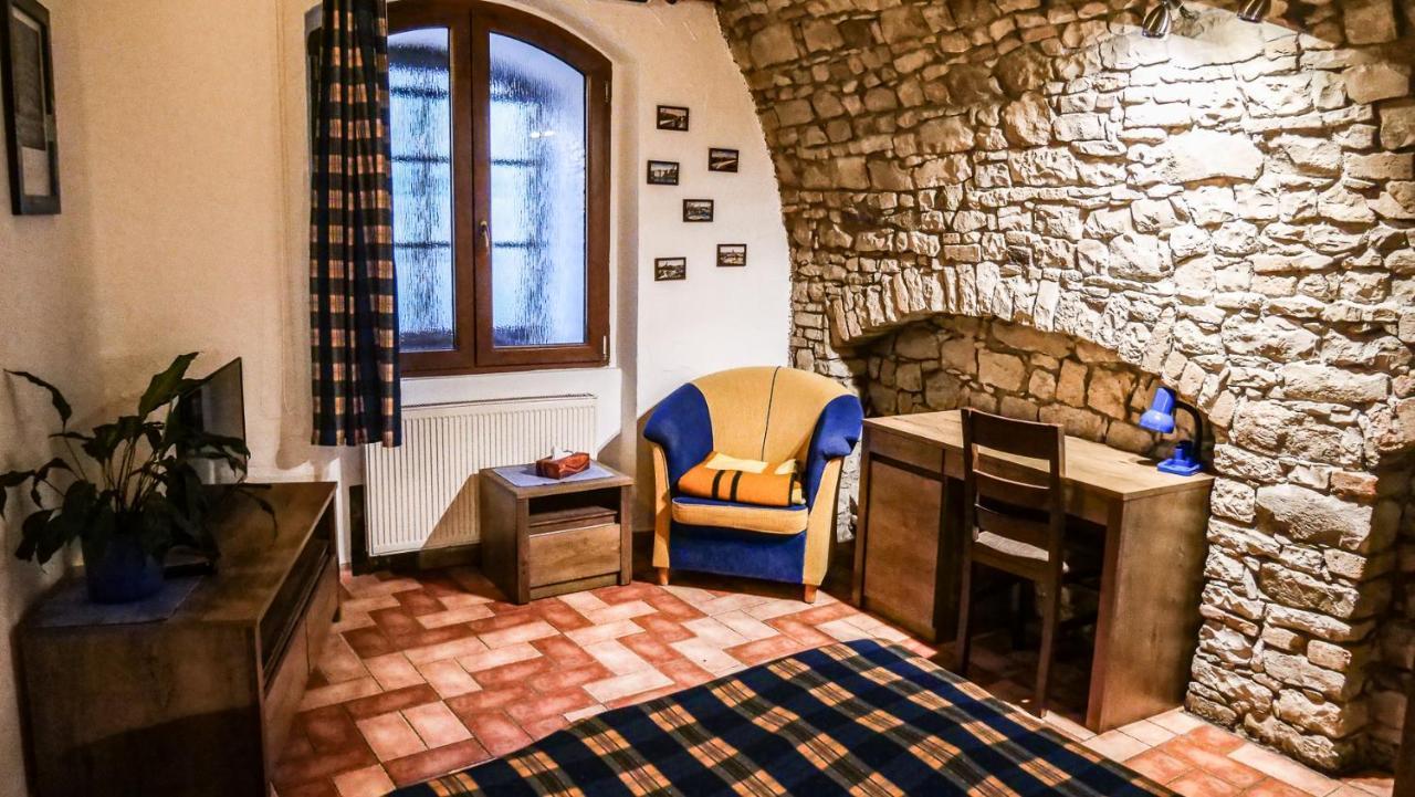 Penzion Na Hradbach Лоуни Экстерьер фото