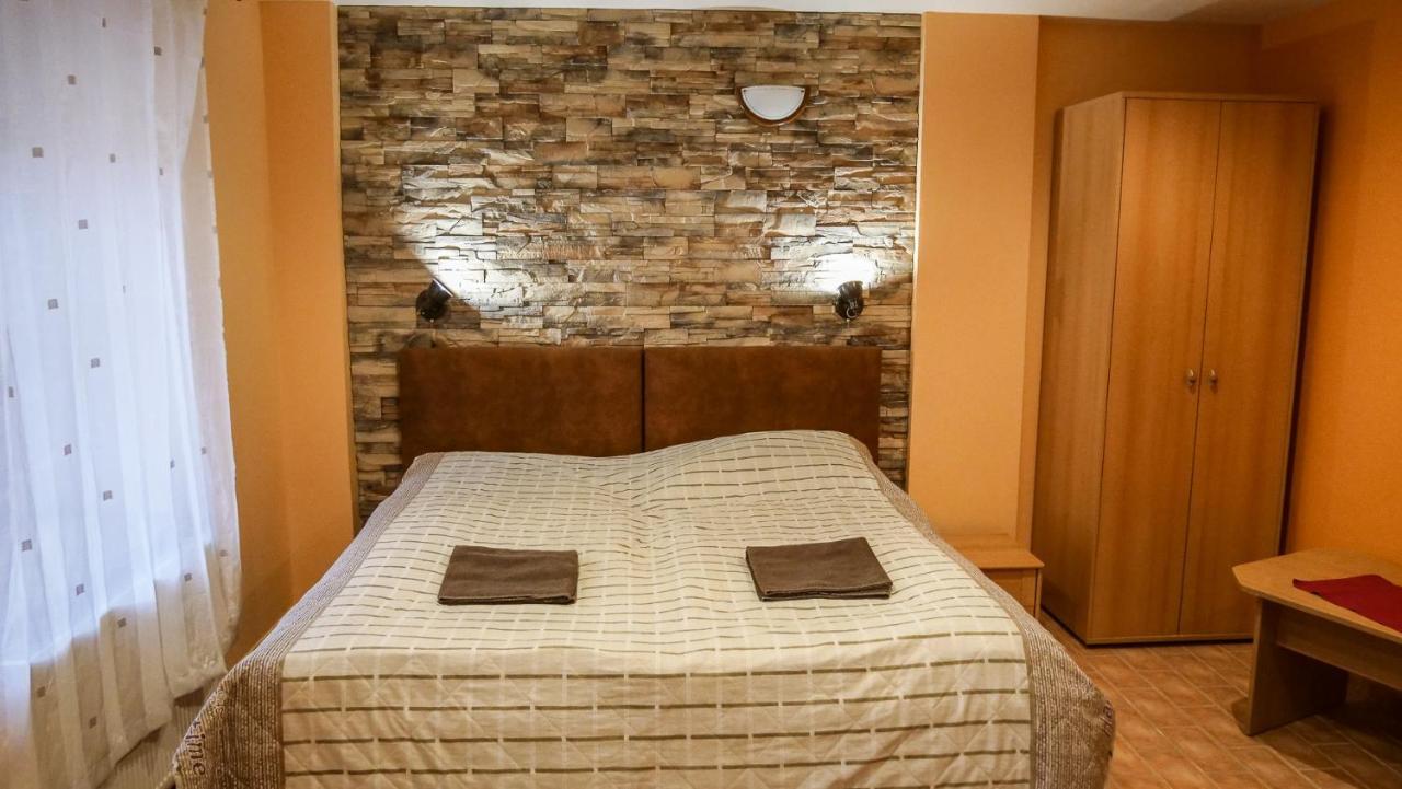 Penzion Na Hradbach Лоуни Экстерьер фото