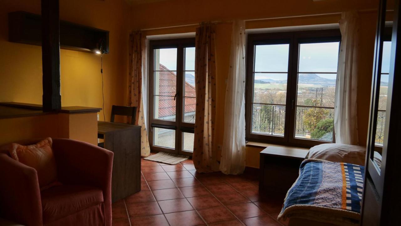 Penzion Na Hradbach Лоуни Экстерьер фото
